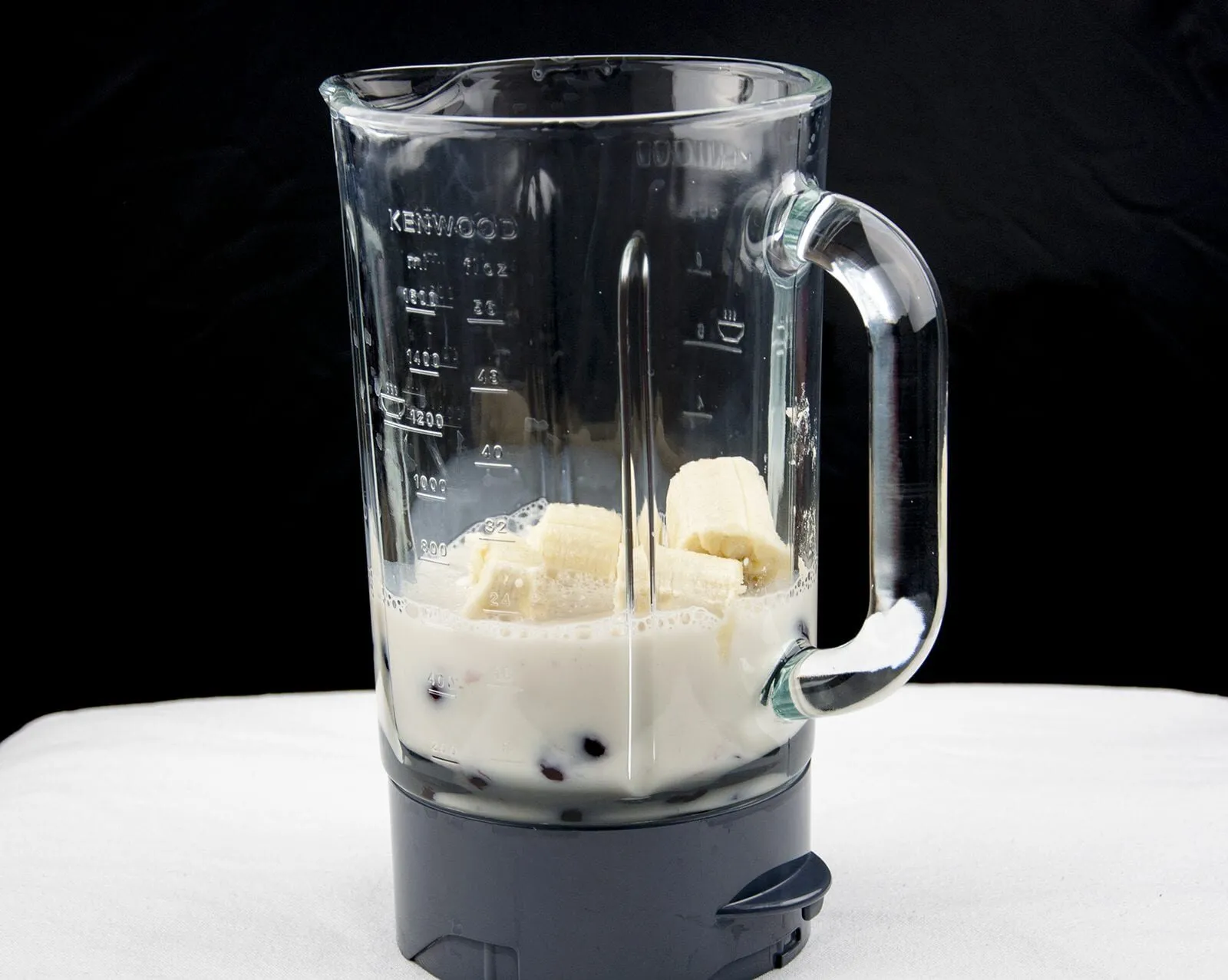 Cherry and chia seed smoothie. Made with almond milk. You can't get much healthier. Start the day the detox way. Try this and many other wonderful smoothies. | theyumyumclub.com