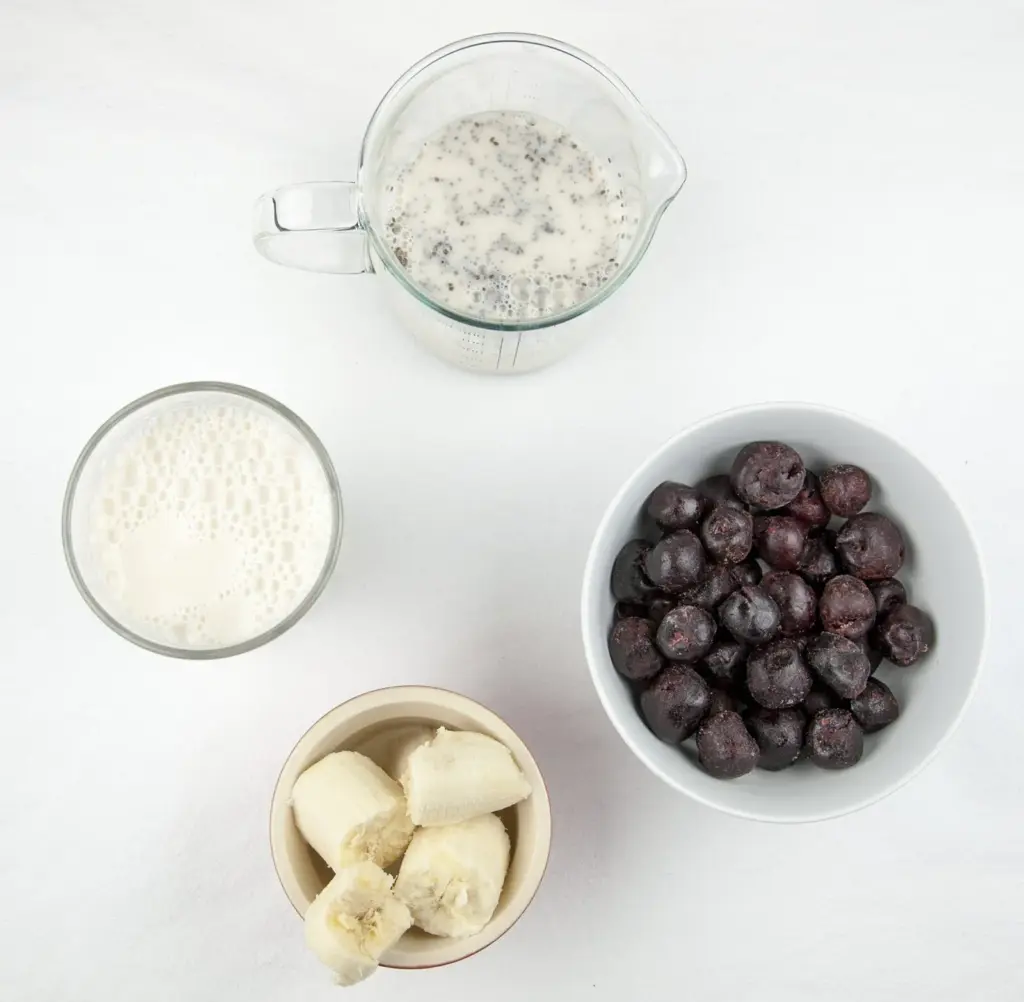 Cherry and chia seed smoothie. Made with almond milk. You can't get much healthier. Start the day the detox way. Try this and many other wonderful smoothies. | theyumyumclub.com