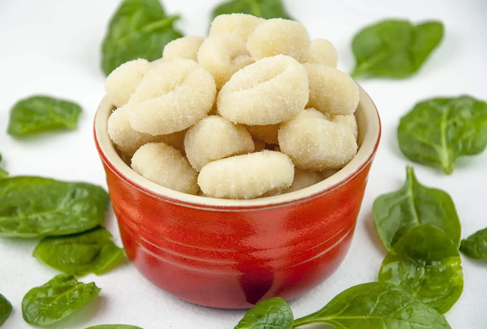 This creamy chicken gnocchi recipe brings the taste of Italy right to your own kitchen. Black olives. Sun-dried tomatoes. Baby spinach. Sounds good right? Yum! | theyumyumclub.com
