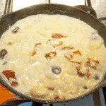 This creamy chicken gnocchi recipe brings the taste of Italy right to your own kitchen. Black olives. Sun-dried tomatoes. Baby spinach. Sounds good right? Yum! | theyumyumclub.com
