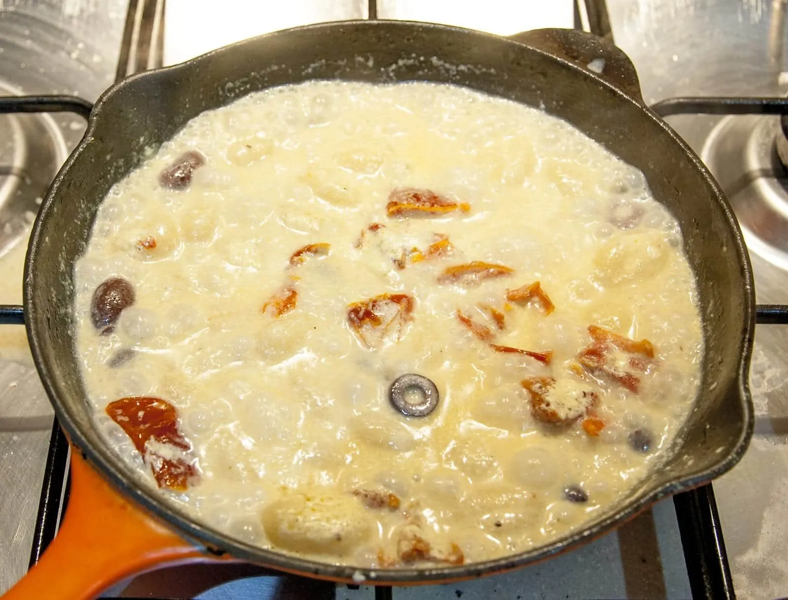 This creamy chicken gnocchi recipe brings the taste of Italy right to your own kitchen. Black olives. Sun-dried tomatoes. Baby spinach. Sounds good right? Yum! | theyumyumclub.com