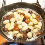 This creamy chicken gnocchi recipe brings the taste of Italy right to your own kitchen. Black olives. Sun-dried tomatoes. Baby spinach. Sounds good right? Yum! | theyumyumclub.com