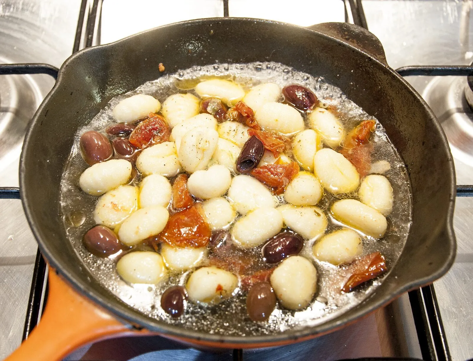 This creamy chicken gnocchi recipe brings the taste of Italy right to your own kitchen. Black olives. Sun-dried tomatoes. Baby spinach. Sounds good right? Yum! | theyumyumclub.com