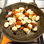 This creamy chicken gnocchi recipe brings the taste of Italy right to your own kitchen. Black olives. Sun-dried tomatoes. Baby spinach. Sounds good right? Yum! | theyumyumclub.com