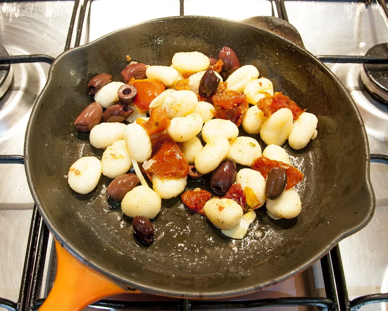 This creamy chicken gnocchi recipe brings the taste of Italy right to your own kitchen. Black olives. Sun-dried tomatoes. Baby spinach. Sounds good right? Yum! | theyumyumclub.com