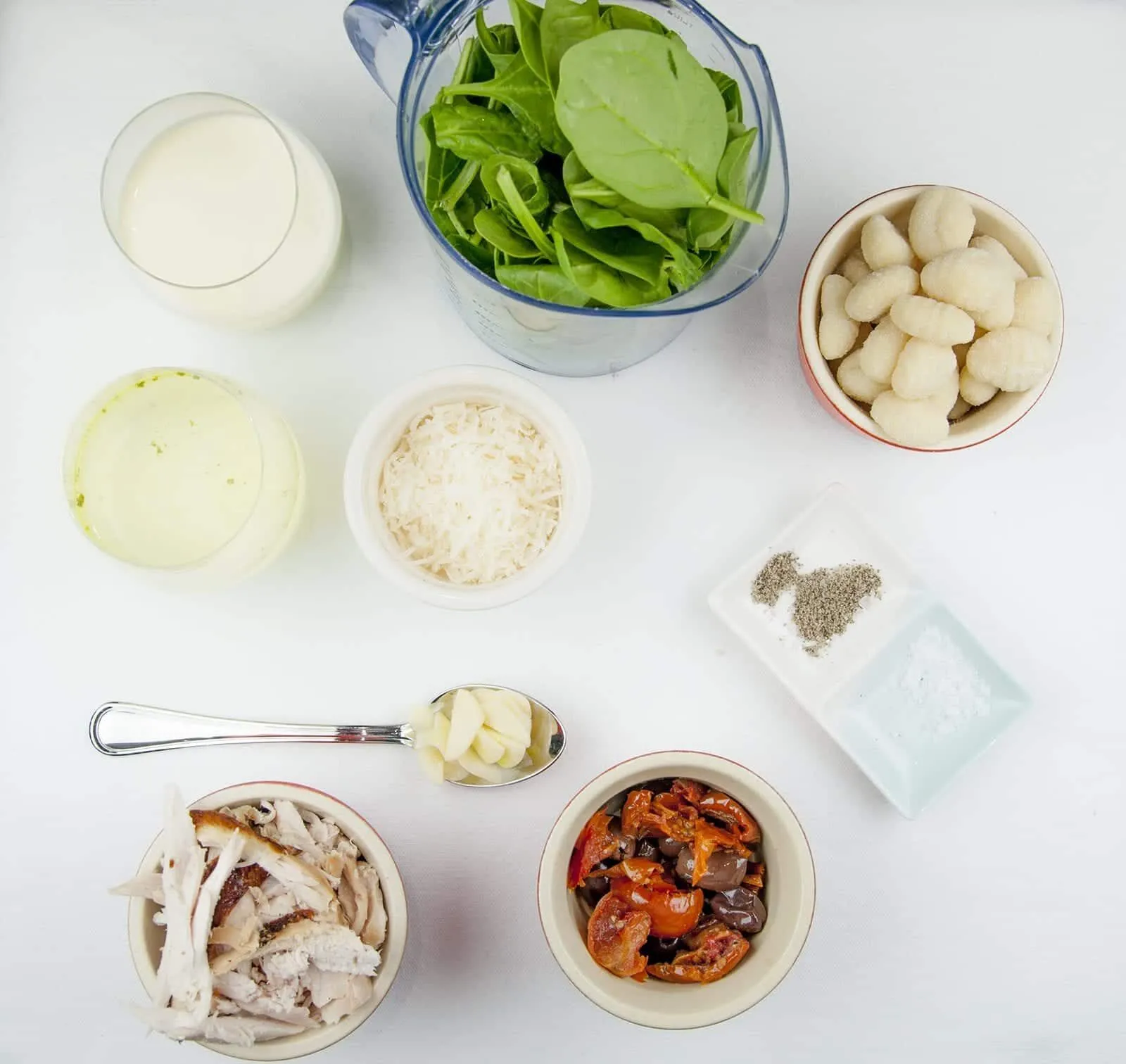 This creamy chicken gnocchi recipe brings the taste of Italy right to your own kitchen. Black olives. Sun-dried tomatoes. Baby spinach. Sounds good right? Yum! | theyumyumclub.com
