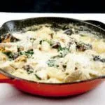 This creamy chicken gnocchi recipe brings the taste of Italy right to your own kitchen. Black olives. Sun-dried tomatoes. Baby spinach. Sounds good right? Yum! | theyumyumclub.com