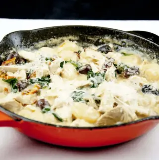 This creamy chicken gnocchi recipe brings the taste of Italy right to your own kitchen. Black olives. Sun-dried tomatoes. Baby spinach. Sounds good right? Yum! | theyumyumclub.com