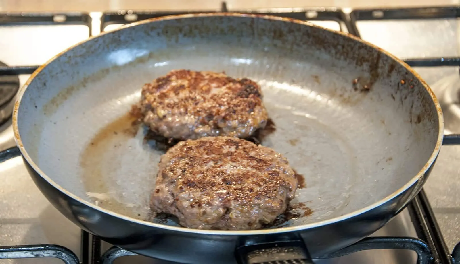 Lamb burgers are a great alternative to the traditional beef burger, and far tastier. Make them at home in no time. Try in a brioche bun with tzatziki. Yum! | theyumyumclub.com