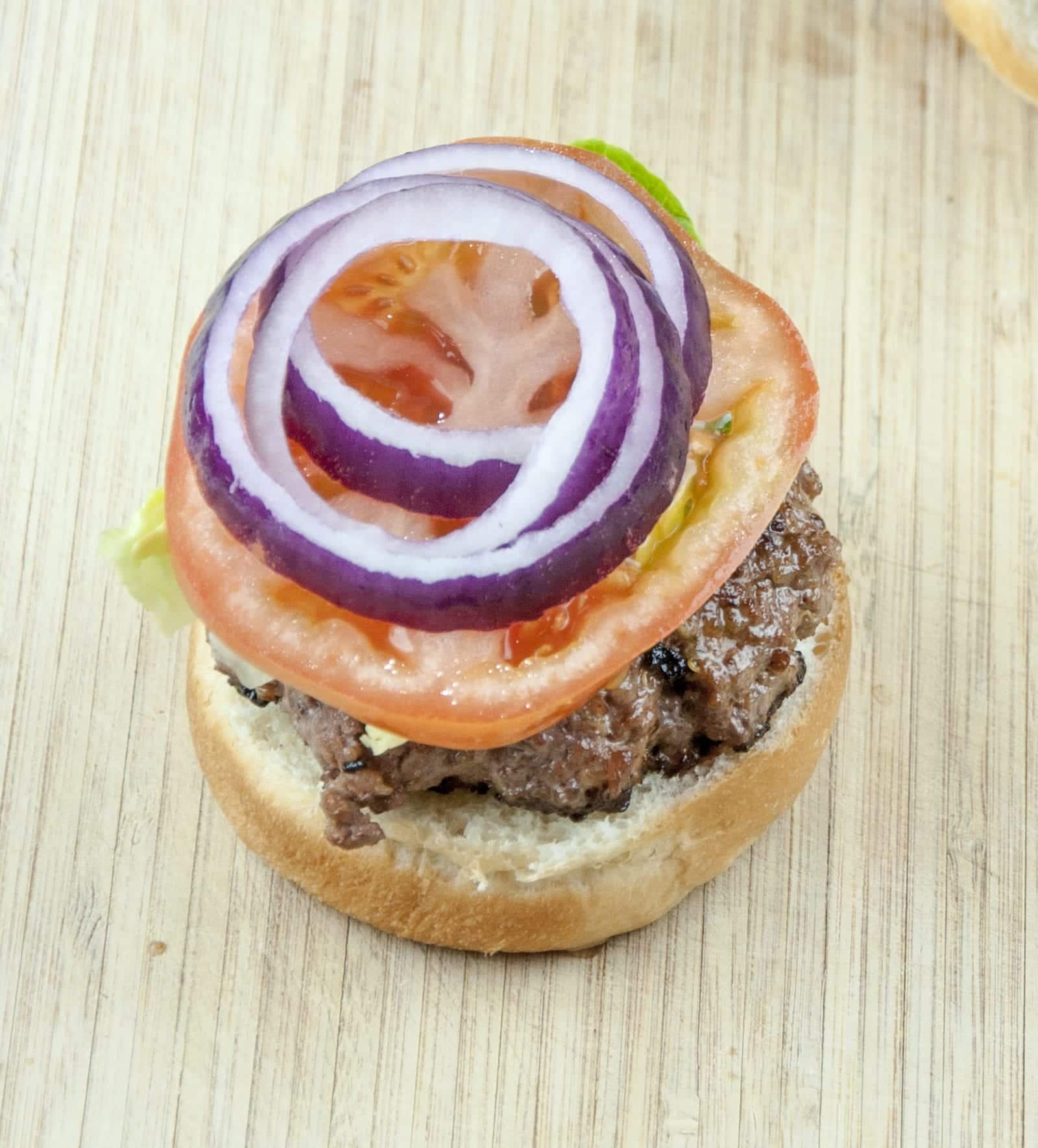 Lamb burgers are a great alternative to the traditional beef burger, and far tastier. Make them at home in no time. Try in a brioche bun with tzatziki. Yum! | theyumyumclub.com