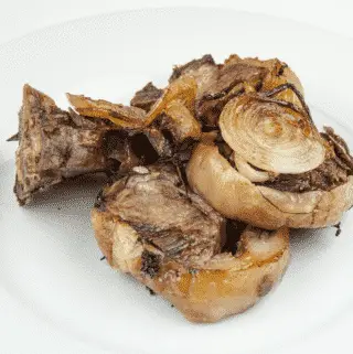 Look at these wonderfully succulent slow roasted lamb chops. Mouth-watering lamb cooked with garlic and rosemary. A midweek extravagance but why not eh? Go on, treat yourself. Yum! | theyumyumclub.com