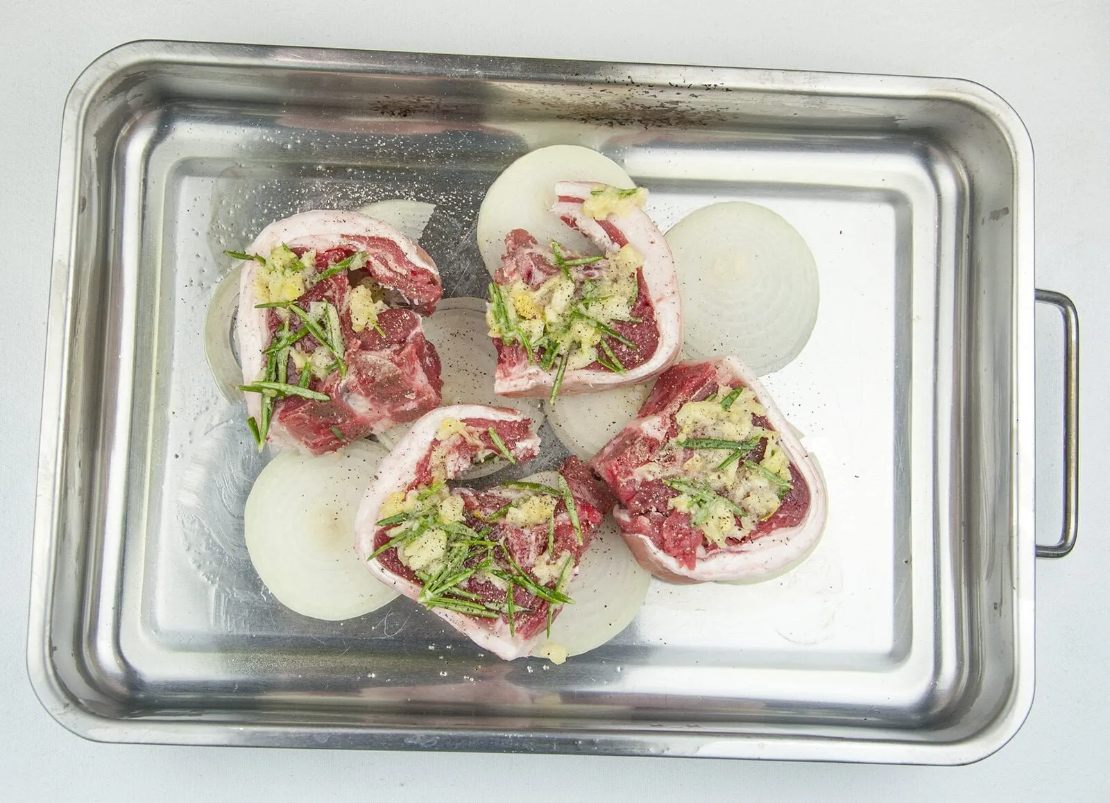 Look at these wonderfully succulent slow roasted lamb chops. Mouth-watering lamb cooked with garlic and rosemary. A midweek extravagance but why not eh? Go on, treat yourself. Yum! | theyumyumclub.com
