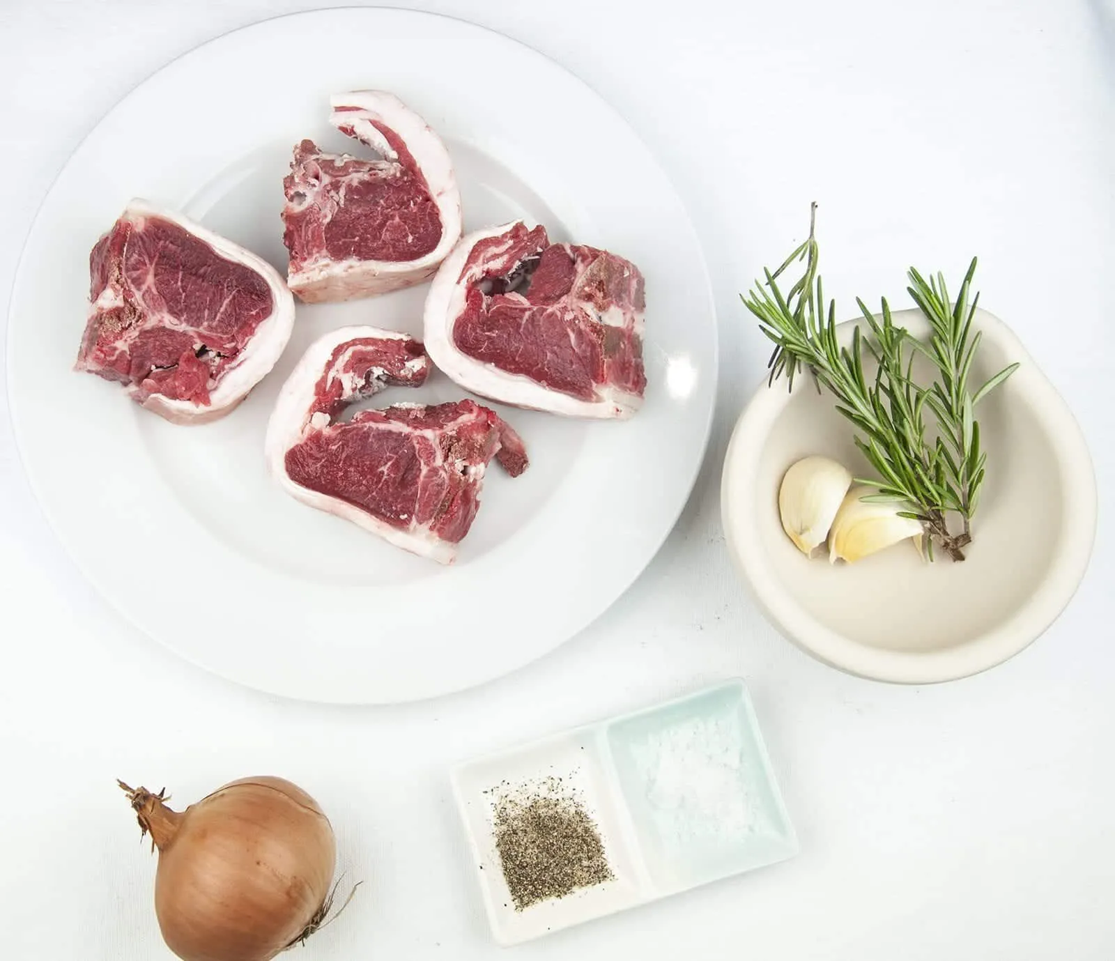 Look at these wonderfully succulent slow roasted lamb chops. Mouth-watering lamb cooked with garlic and rosemary. A midweek extravagance but why not eh? Go on, treat yourself. Yum! | theyumyumclub.com