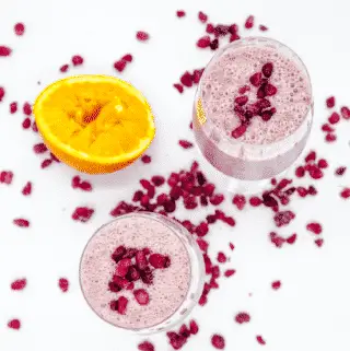 Pomegranate and banana smoothie. A super smoothie recipe made with almond milk, orange juice, and just a touch of cinnamon. A great start to the day. Yum!! | theyumyumclub.com