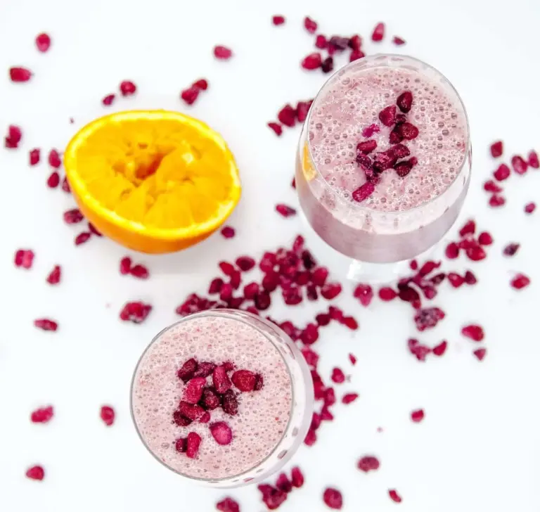Pomegranate and banana smoothie. A super smoothie recipe made with almond milk, orange juice, and just a touch of cinnamon. A great start to the day. Yum!! | theyumyumclub.com