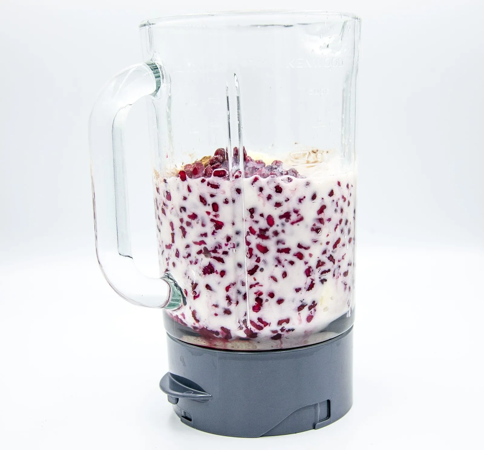 Pomegranate and banana smoothie. A super smoothie recipe made with almond milk, orange juice, and just a touch of cinnamon. A great start to the day. Yum!! | theyumyumclub.com