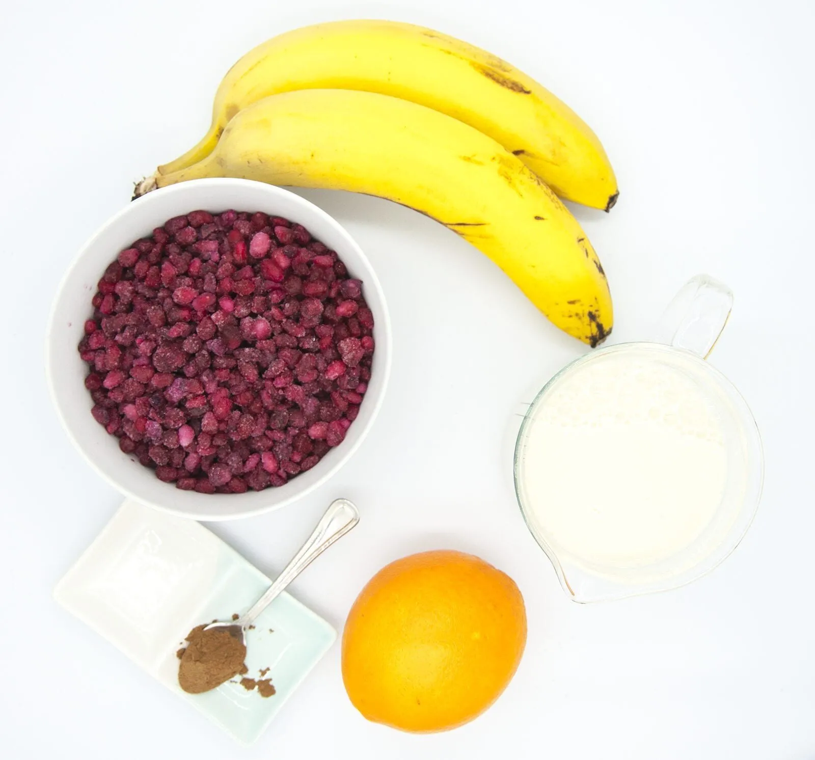 Pomegranate and banana smoothie. A super smoothie recipe made with almond milk, orange juice, and just a touch of cinnamon. A great start to the day. Yum!! | theyumyumclub.com