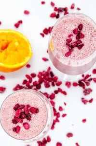 Pomegranate and banana smoothie. A super smoothie recipe made with almond milk, orange juice, and just a touch of cinnamon. A great start to the day. Yum!! | theyumyumclub.com