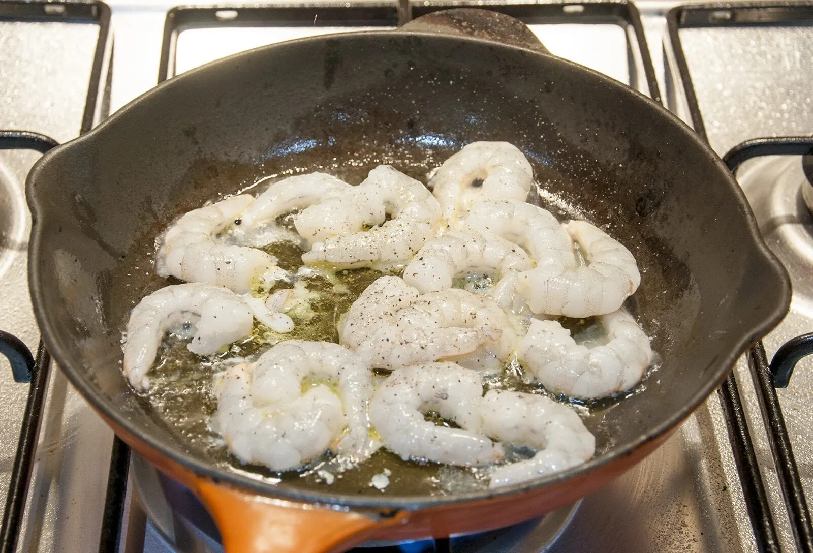 This is an amazing hot prawn salad. So tasty and so yummy. Yes, there's a touch of cheese and slaw but combined with the prawns, chilli and garlic! Wow!! | theyumyumclub.com