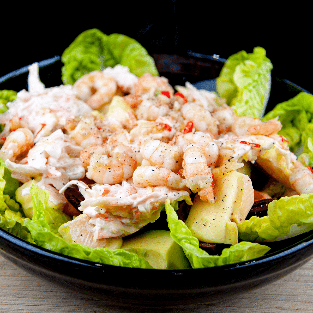 This is an amazing hot prawn salad. So tasty and so yummy. Yes, there's a touch of cheese and slaw but combined with the prawns, chilli and garlic! Wow!! | theyumyumclub.com