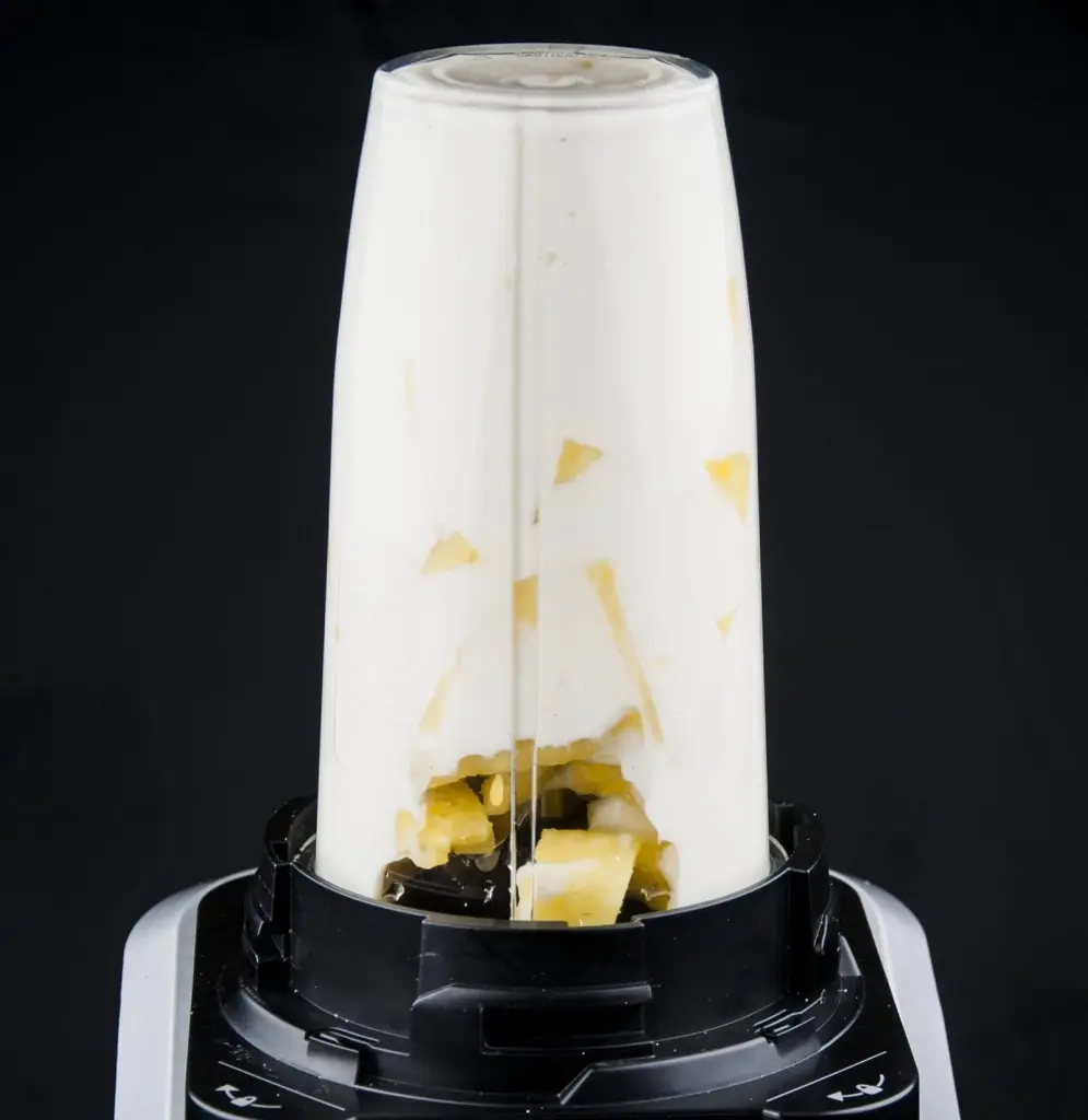 Start your day with the perfect pineapple smoothie. Just 3 ingredients! Pineapple, vanilla yoghurt, and ice. Simple. Zero fat and only 274 calories! Yum!! theyumyumclub.com