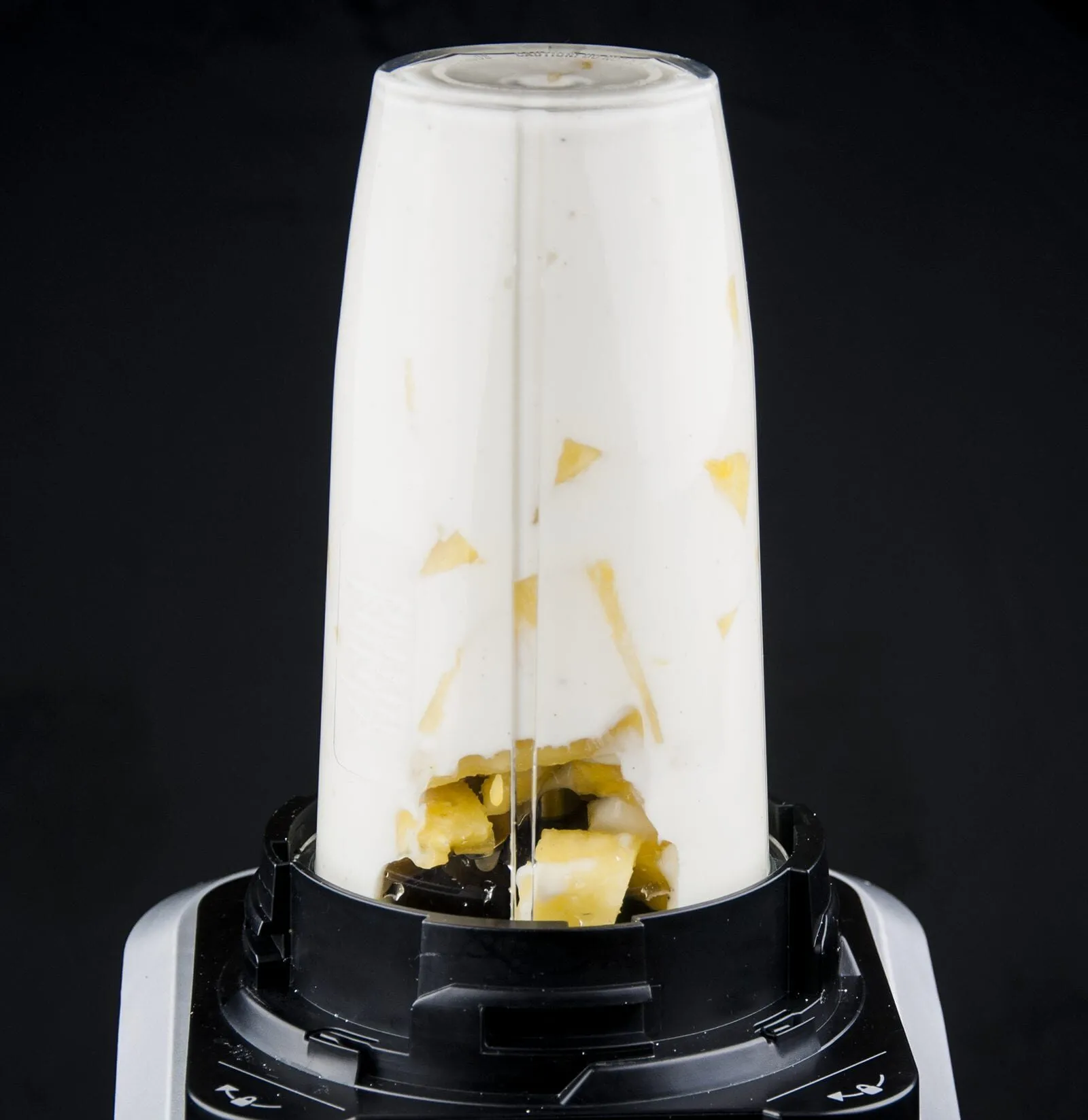 Start your day with the perfect pineapple smoothie. Just 3 ingredients! Pineapple, vanilla yoghurt, and ice. Simple. Zero fat and only 274 calories! Yum!! theyumyumclub.com