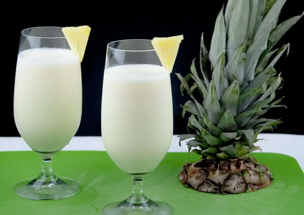 Start your day with the perfect pineapple smoothie. Just 3 ingredients! Pineapple, vanilla yoghurt, and ice. Simple. Zero fat and only 274 calories! Yum!! theyumyumclub.com