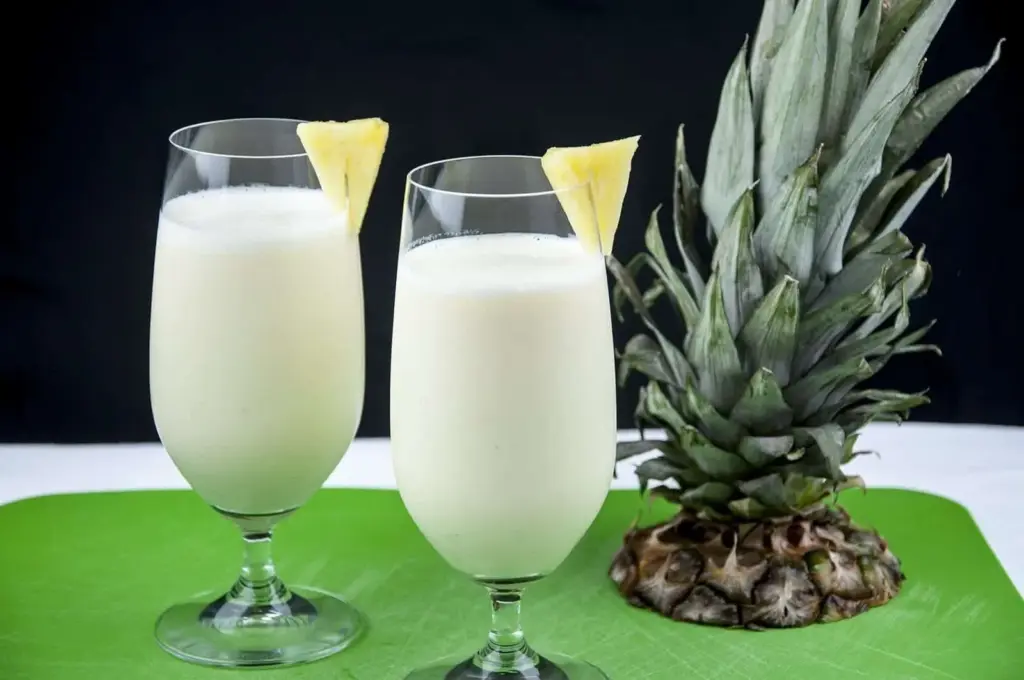 Start your day with the perfect pineapple smoothie. Just 3 ingredients! Pineapple, vanilla yoghurt, and ice. Simple. Zero fat and only 274 calories! Yum!! theyumyumclub.com
