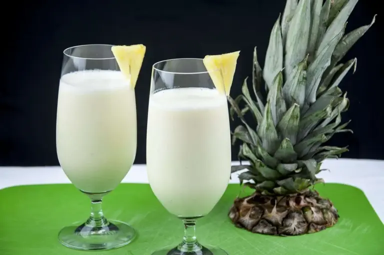 Start your day with the perfect pineapple smoothie. Just 3 ingredients! Pineapple, vanilla yoghurt, and ice. Simple. Zero fat and only 274 calories! Yum!! theyumyumclub.com
