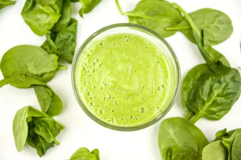 The Green Goddess is the ultimate green smoothie. Fresh green apple, avocado, spinach and cucumber. What a refreshing start to the day. Fantastic and yummy! | theyumyumclub.com