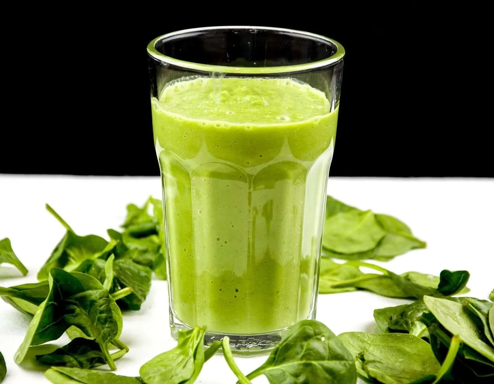 The Green Goddess is the ultimate green smoothie. Fresh green apple, avocado, spinach and cucumber. What a refreshing start to the day. Fantastic and yummy! | theyumyumclub.com