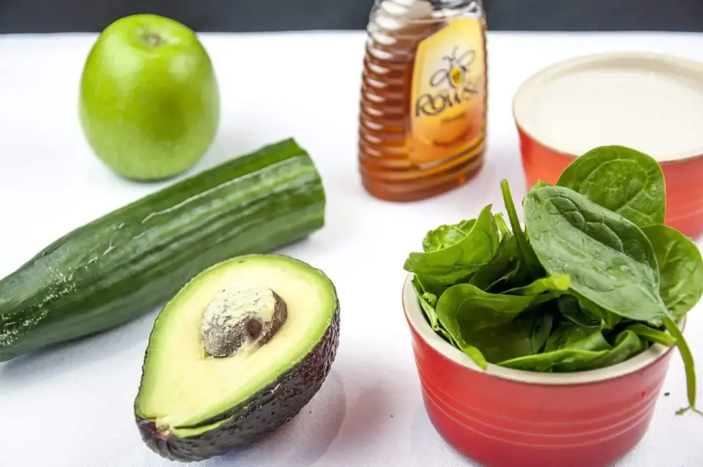 The Green Goddess is the ultimate green smoothie. Fresh green apple, avocado, spinach and cucumber. What a refreshing start to the day. Fantastic and yummy! | theyumyumclub.com