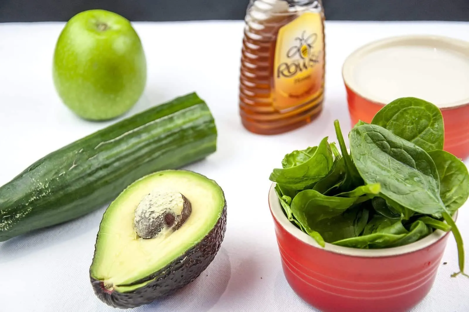 The Green Goddess is the ultimate green smoothie. Fresh green apple, avocado, spinach and cucumber. What a refreshing start to the day. Fantastic and yummy! | theyumyumclub.com