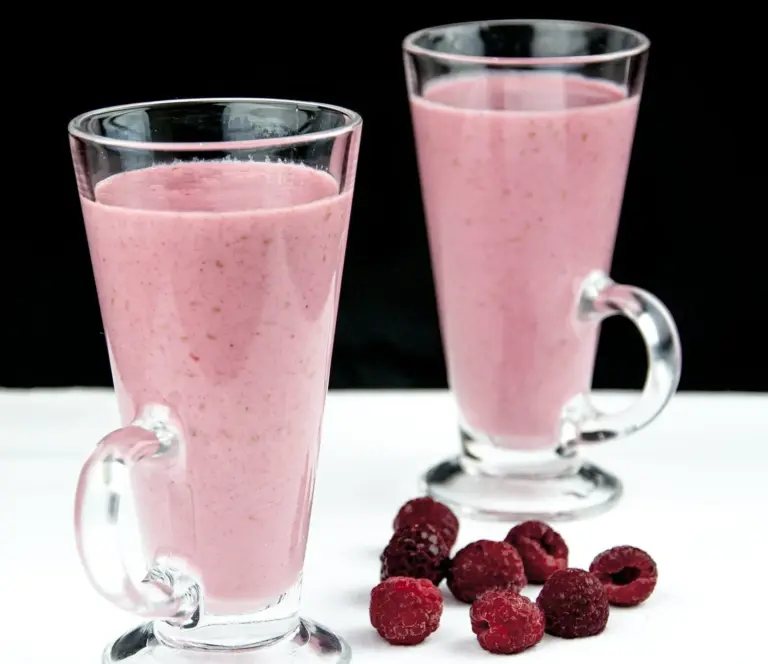 https://theyumyumclub.com/2019/01/03/green-tea-raspberry-banana-smoothie/