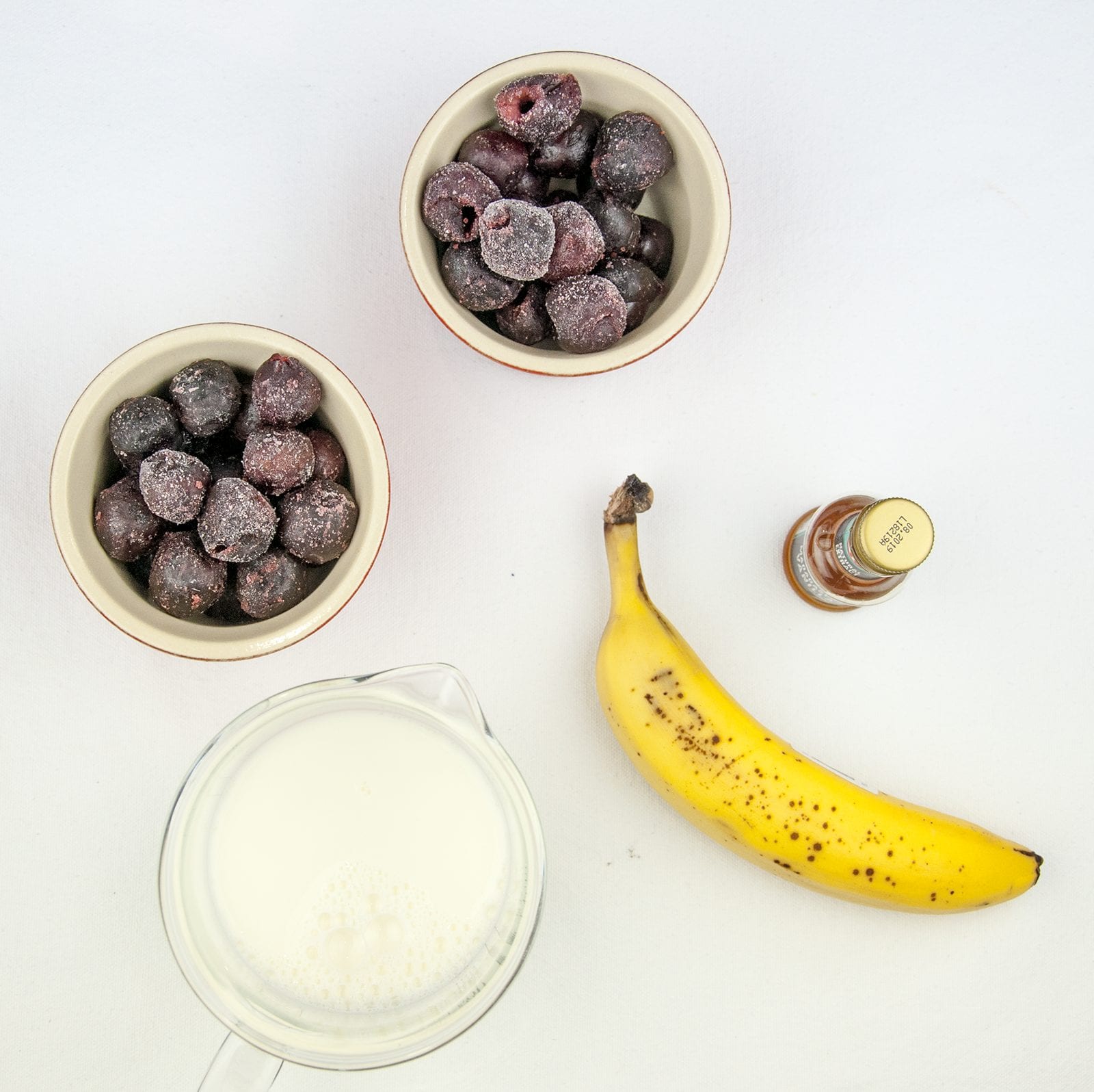 Look at this wonderful cherry and banana smoothie. Just 4 ingredients! Cherry, banana, milk, and a touch of vanilla essence. 1% fat and only 324 calories! Yum! | theyumyumclub.com