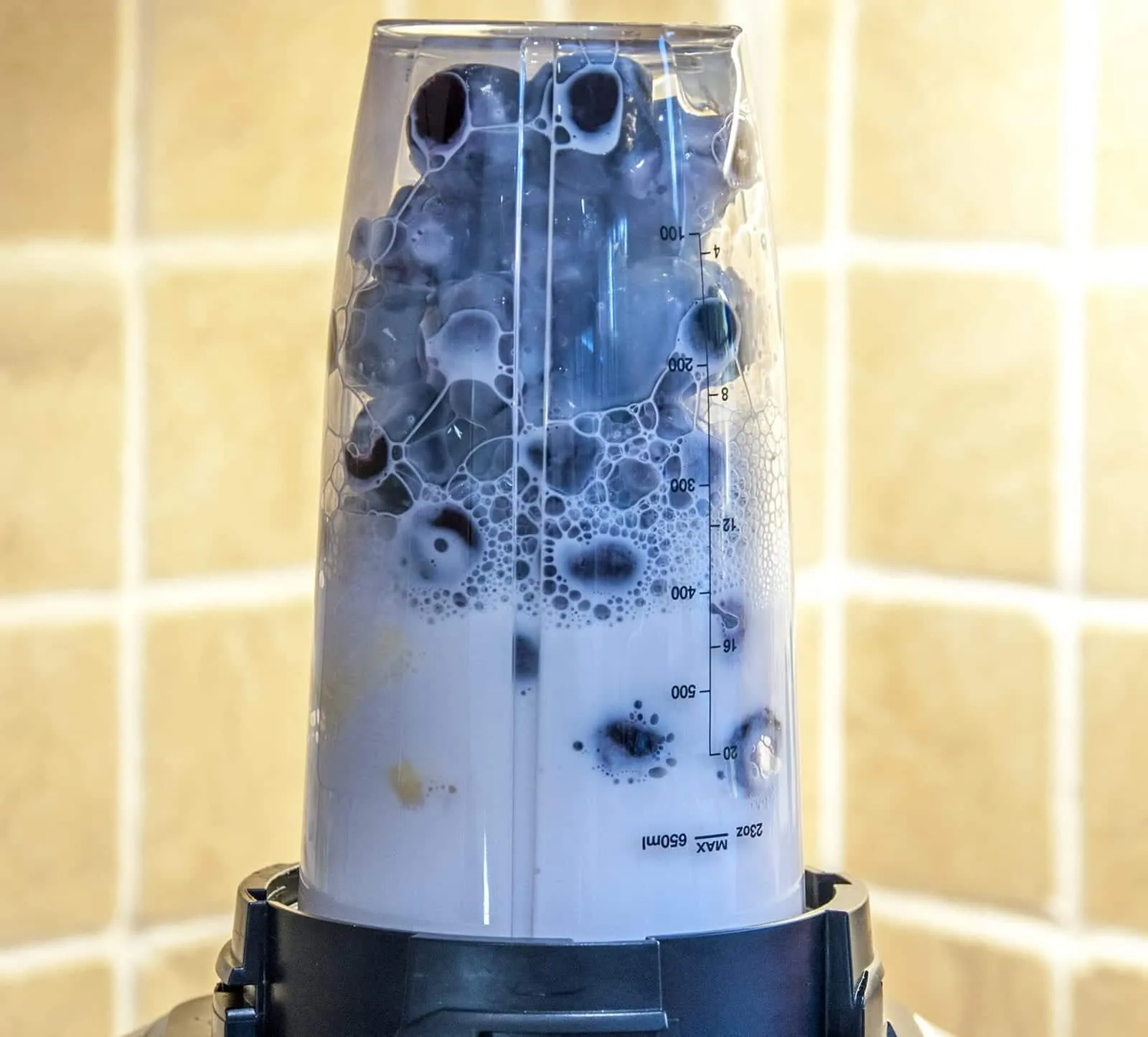 Look at this wonderful cherry and banana smoothie. Just 4 ingredients! Cherry, banana, milk, and a touch of vanilla essence. 1% fat and only 324 calories! Yum! | theyumyumclub.com