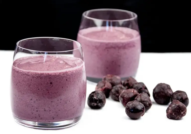 Look at this wonderful cherry and banana smoothie. Just 4 ingredients! Cherry, banana, milk, and a touch of vanilla essence. 1% fat and only 324 calories! Yum! | theyumyumclub.com