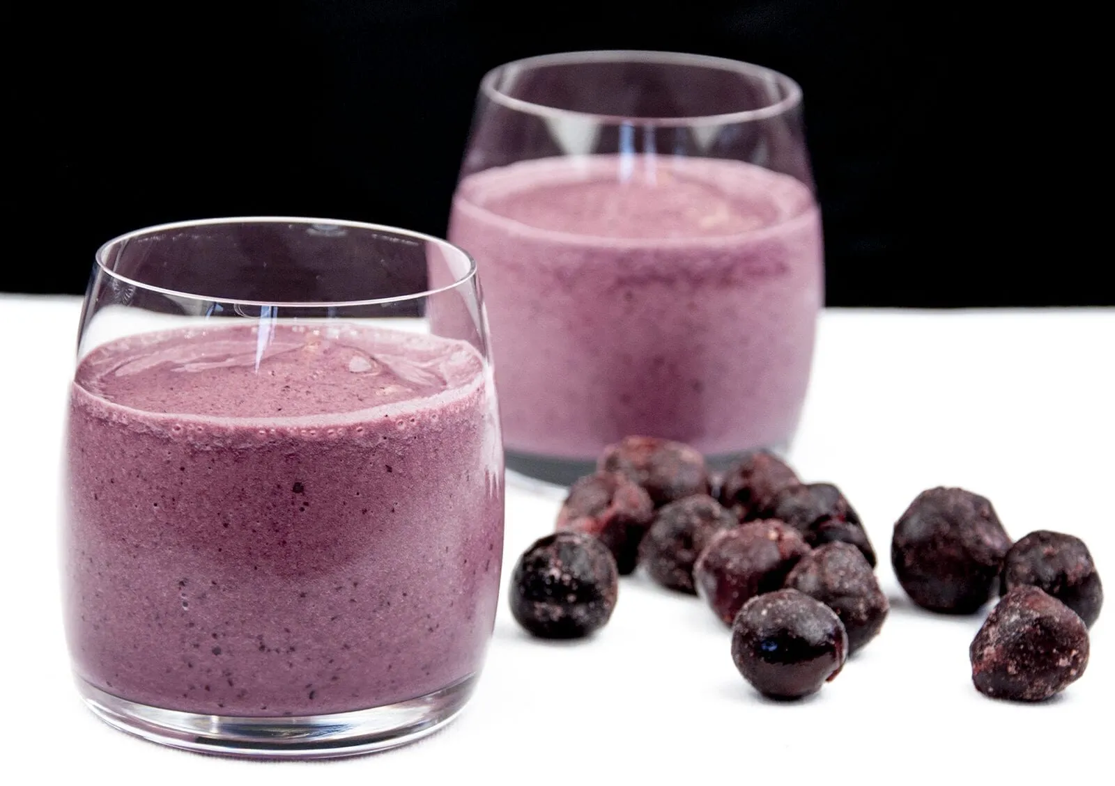 Look at this wonderful cherry and banana smoothie. Just 4 ingredients! Cherry, banana, milk, and a touch of vanilla essence. 1% fat and only 324 calories! Yum! | theyumyumclub.com