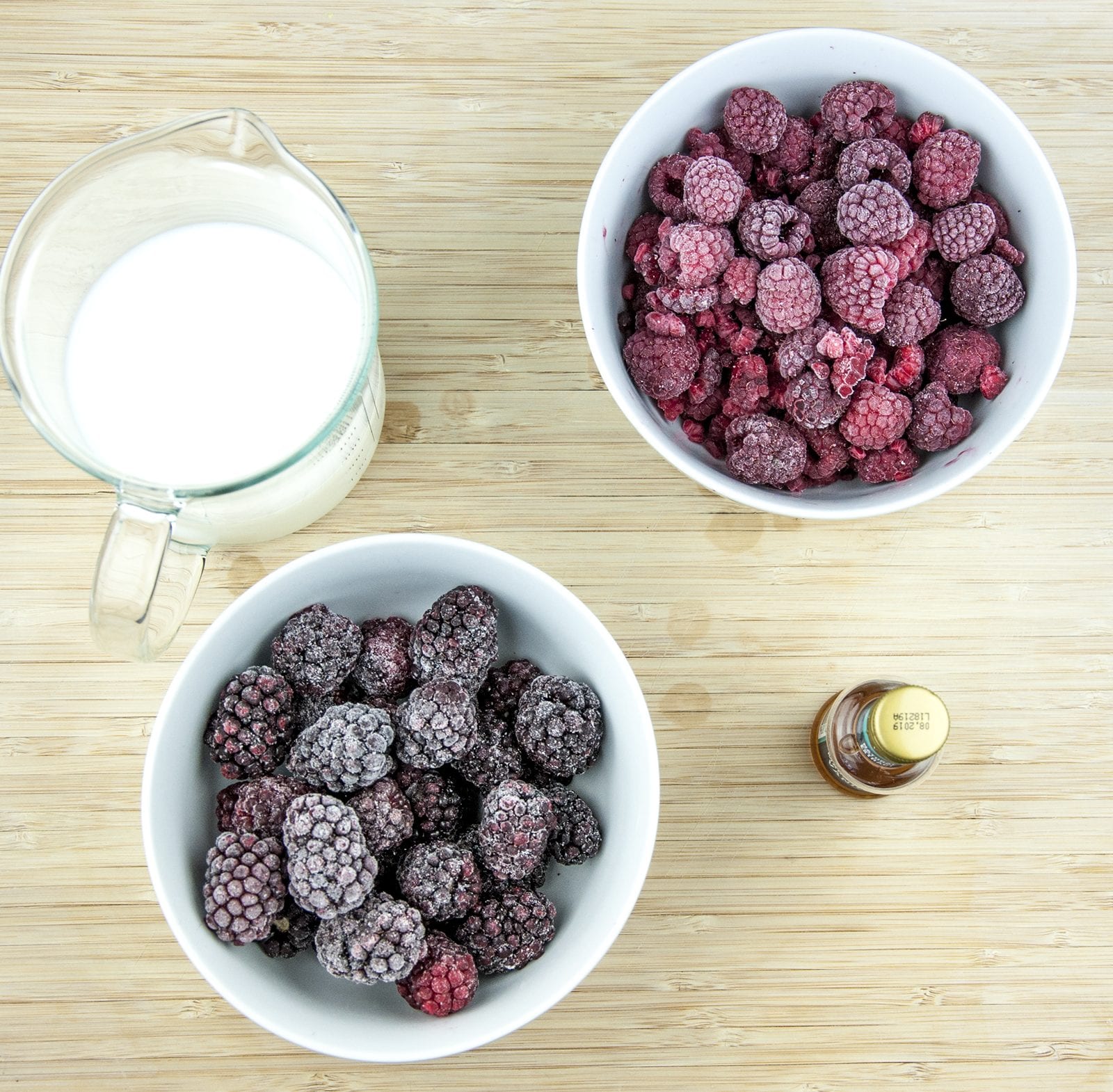 This blackberry and raspberry smoothie is a very tasty and healthy smoothie. Just 4 ingredients. Blackberries, raspberries, milk, and vanilla essence. It takes no time to make and at 130 calories a serving you can't go wrong! Yum! | theyumyumclub.com