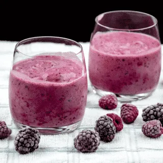 This blackberry and raspberry smoothie is a very tasty and healthy smoothie. Just 4 ingredients. Blackberries, raspberries, milk, and vanilla essence. It takes no time to make and at 130 calories a serving you can't go wrong! Yum! | theyumyumclub.com