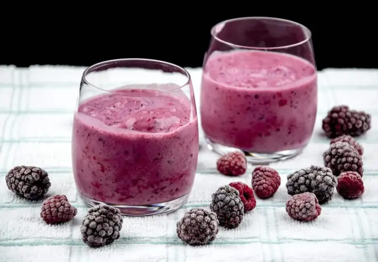 This blackberry and raspberry smoothie is a very tasty and healthy smoothie. Just 4 ingredients. Blackberries, raspberries, milk, and vanilla essence. It takes no time to make and at 130 calories a serving you can't go wrong! Yum! | theyumyumclub.com