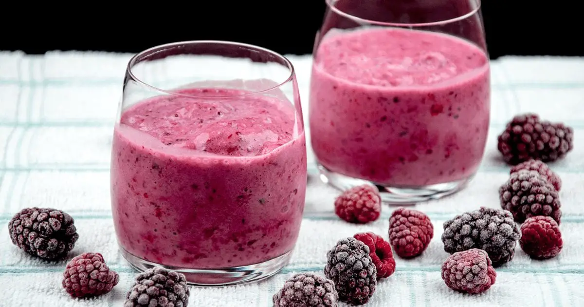 This blackberry and raspberry smoothie is a very tasty and healthy smoothie. Just 4 ingredients. Blackberries, raspberries, milk, and vanilla essence. It takes no time to make and at 130 calories a serving you can't go wrong! Yum! | theyumyumclub.com