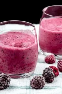 This blackberry and raspberry smoothie is a very tasty and healthy smoothie. Just 4 ingredients. Blackberries, raspberries, milk, and vanilla essence. It takes no time to make and at 130 calories a serving you can't go wrong! Yum! | theyumyumclub.com