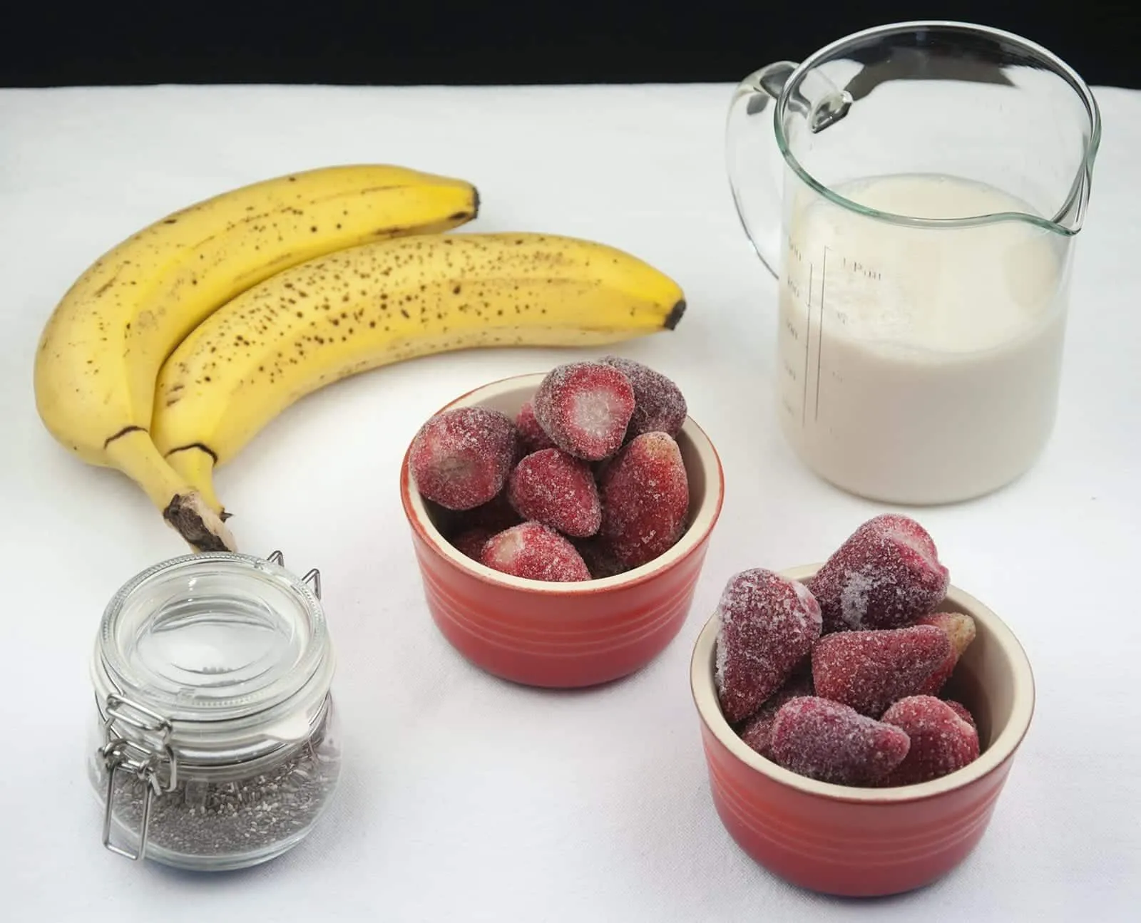 Strawberry and chia seed smoothie. Nutritious, healthy, low-calorie and cholesterol free. This vegan friendly smoothie has it all. A great start to the day!! | theyumyumclub.com