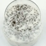 Strawberry and chia seed smoothie. Nutritious, healthy, low-calorie and cholesterol free. This vegan friendly smoothie has it all. A great start to the day!! | theyumyumclub.com