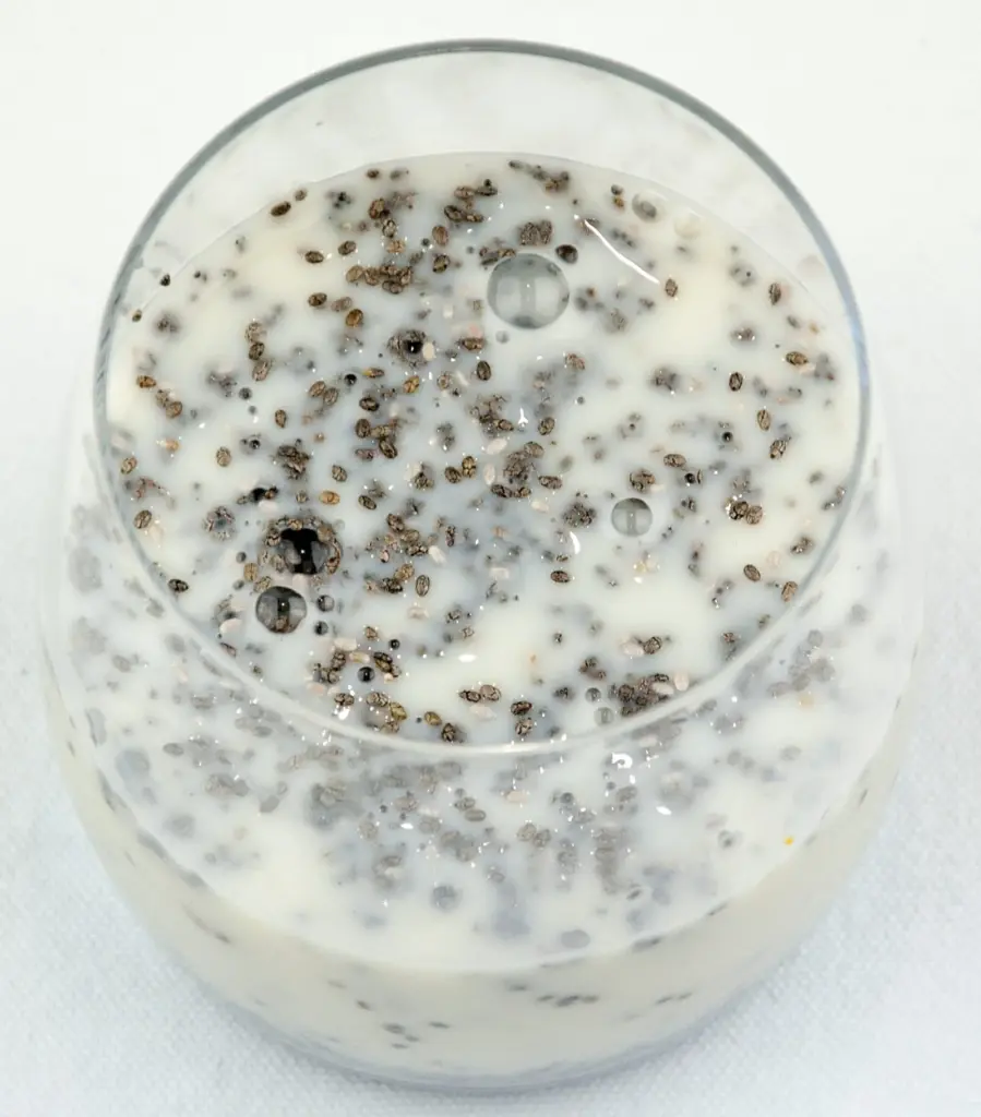 Strawberry and chia seed smoothie. Nutritious, healthy, low-calorie and cholesterol free. This vegan friendly smoothie has it all. A great start to the day!! | theyumyumclub.com