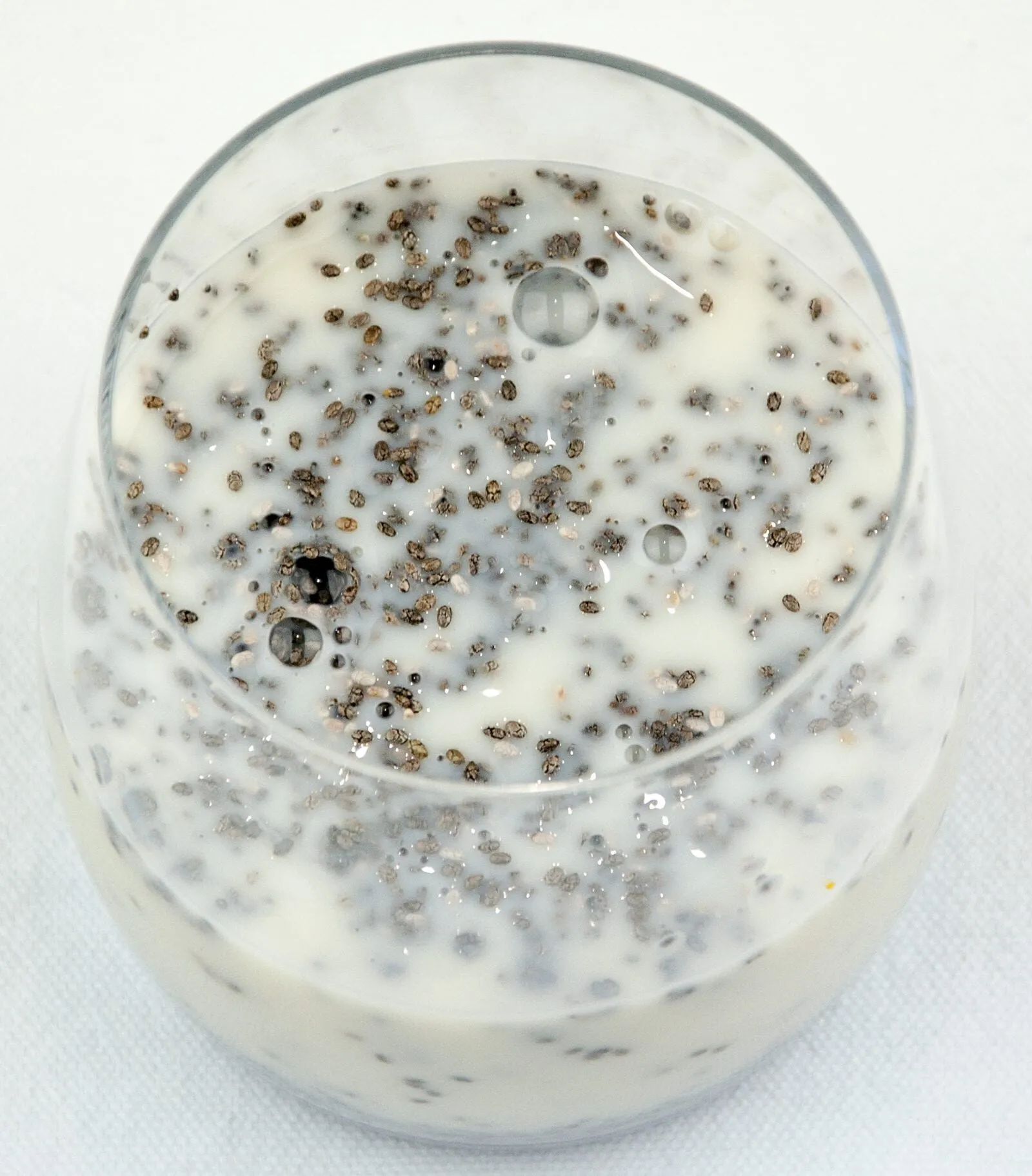 Strawberry and chia seed smoothie. Nutritious, healthy, low-calorie and cholesterol free. This vegan friendly smoothie has it all. A great start to the day!! | theyumyumclub.com