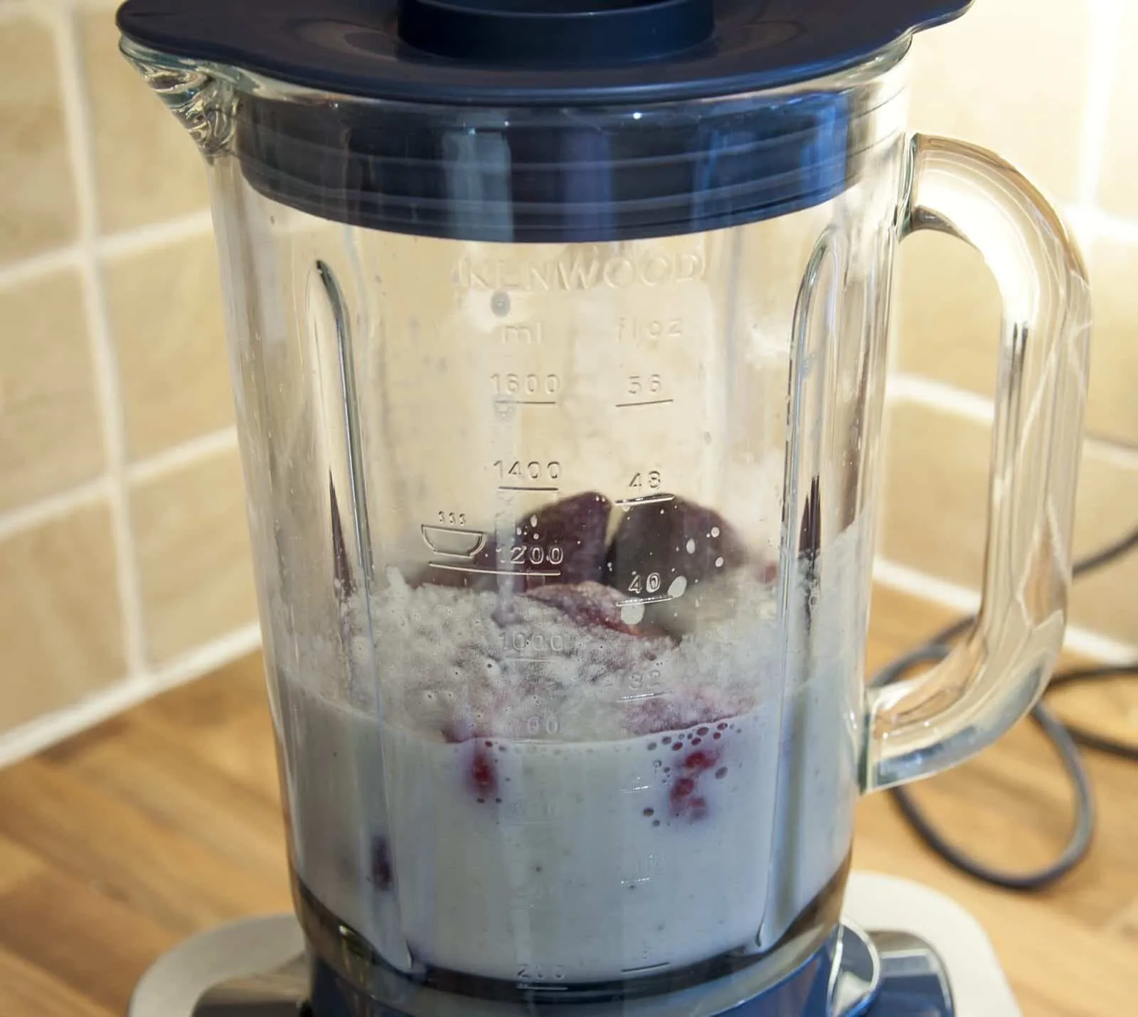 Strawberry and chia seed smoothie. Nutritious, healthy, low-calorie and cholesterol free. This vegan friendly smoothie has it all. A great start to the day!! | theyumyumclub.com