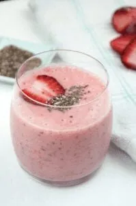 Strawberry and chia seed smoothie. Nutritious, healthy, low-calorie and cholesterol free. This vegan friendly smoothie has it all. A great start to the day!! | theyumyumclub.com
