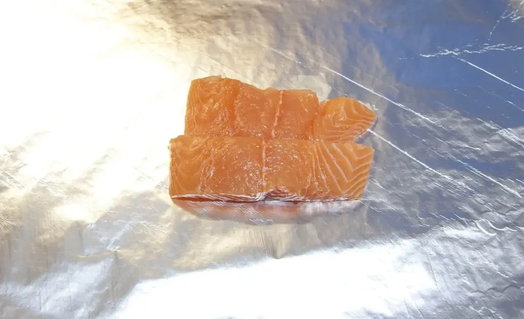 Steamed salmon in white wine. A touch of dill too. A wonderfully healthy recipe and great for lunch or dinner. 10 minutes cooking and you're done. Yum! | theyumyumclub.com